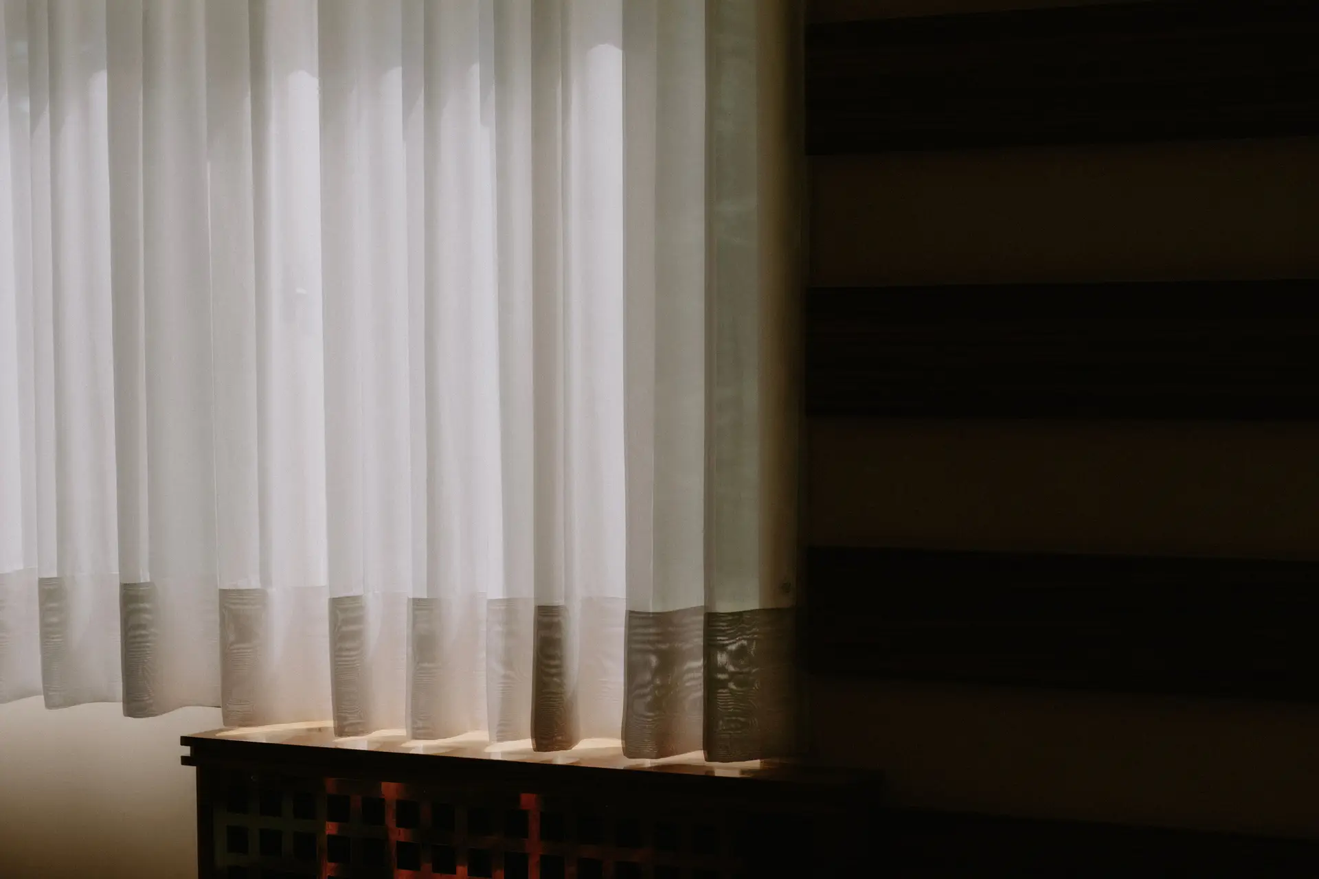 Heller Wohnraum mit eleganten, lichtdurchfluteten Vorhängen