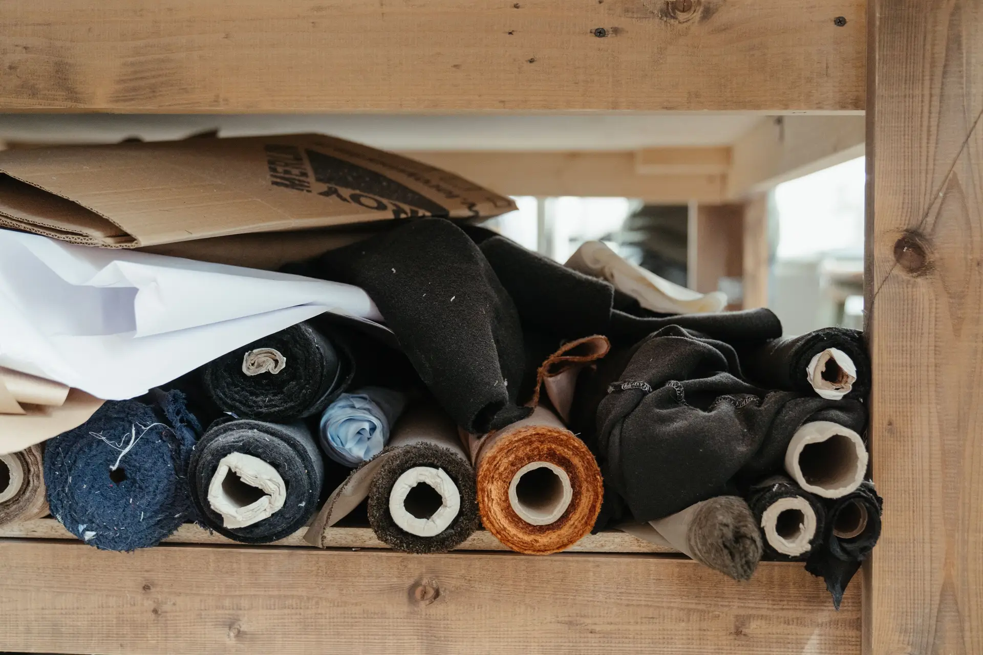 Vielfältige Stoffrollen im Atelier